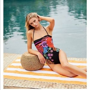 🆕🌸NWT Trina Turk ELECTRIC REEF BANDEAU ONE PIECE